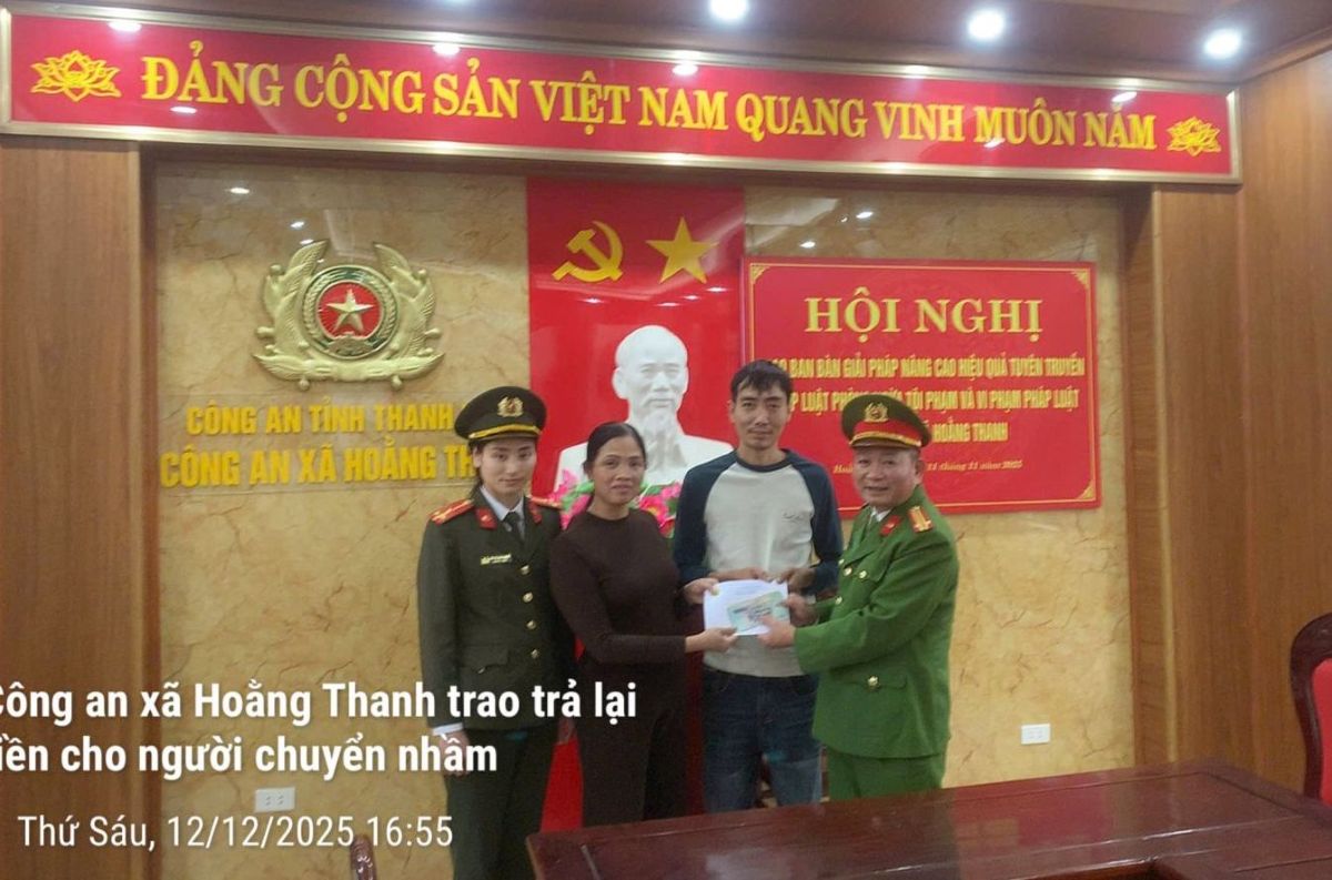 Cong an xa Hoang Thanh va co giao Le Thi Tinh trao tra lai tien cho nguoi chuyen khoan nham. Anh: Cong an Thanh Hoa