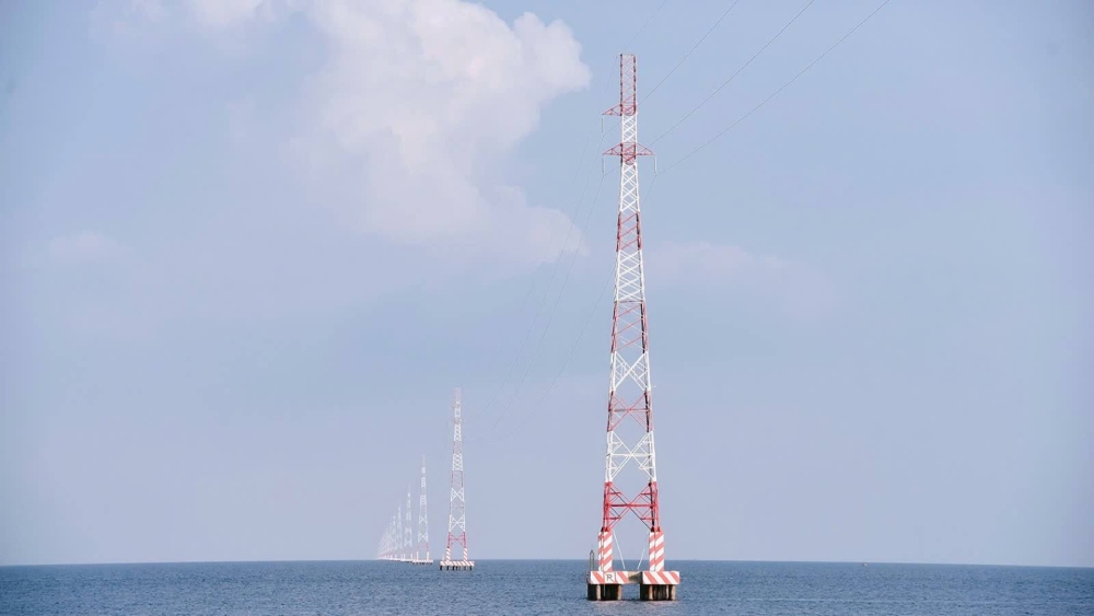 Hien xa dao Lai Son da duoc cap dien luoi quoc gia tu nam 2016 qua Duong day 110kV An Bien - Xeo Nhau - Lai Son. Duong day nay dang van hanh o cap dien ap 22kV, cap dien cho hon 2.000 ho dan dao. Anh: EVNSPC