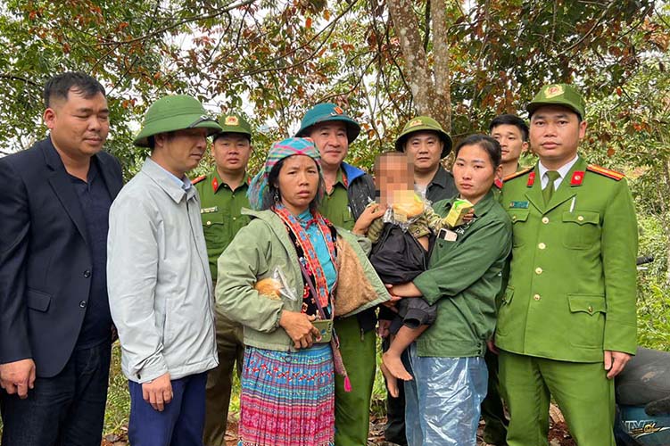 The authorities brought the 4-year-old child lost in the rubber forest back to his family. Photo: Lai Chau Police