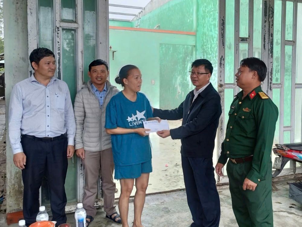 Lanh dao phuong ho tro gia dinh bi toc mai hoan toan. Anh: