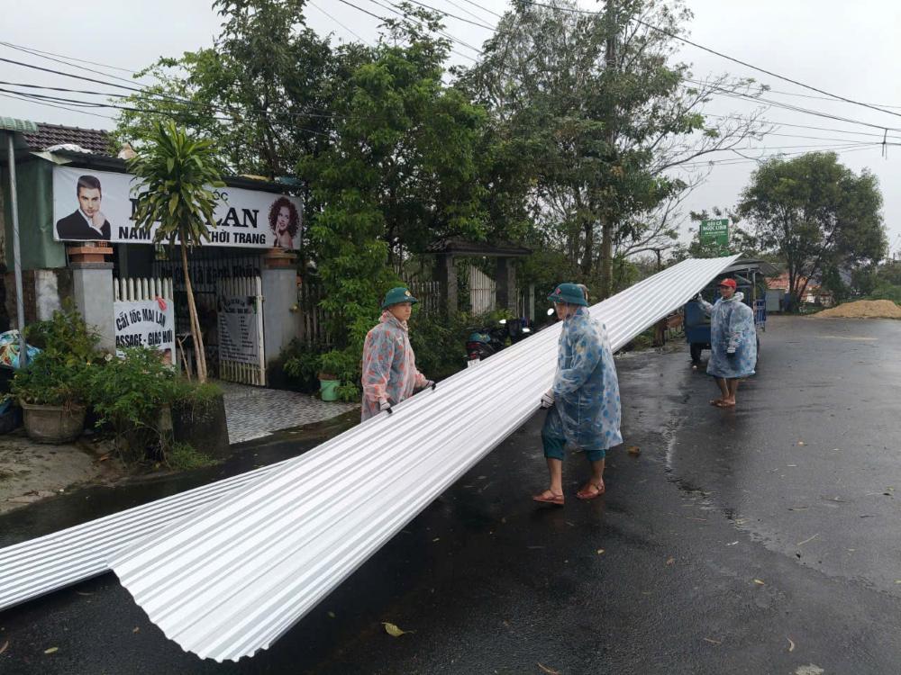 Luc luong dia phuong ho tro lop lai mai nha cho ho dan bi anh huong. Anh: