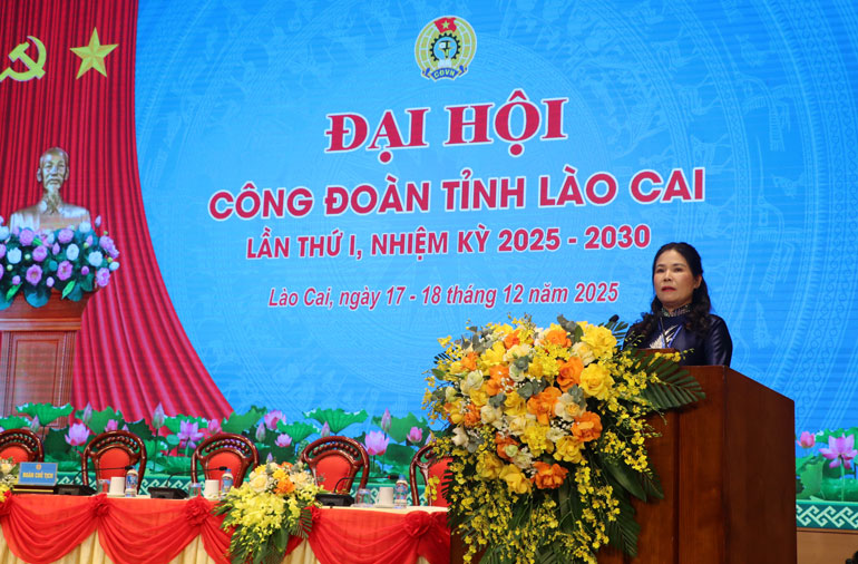 Ba Nguyen Thi Bich Nhiem - Chu tich Lien doan Lao dong tinh Lao Cai dieu hanh cac thu tuc gioi thieu nhan su, de xuat bau Doan Chu tich va Doan Thu ky. Anh: Bao Nguyen