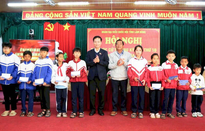 Doan Dai bieu Quoc hoi tinh Lam Dong tang qua cho 25 hoc sinh co hoan canh kho khan tren dia ban xa Dam Rong 1. Anh Lam Duc