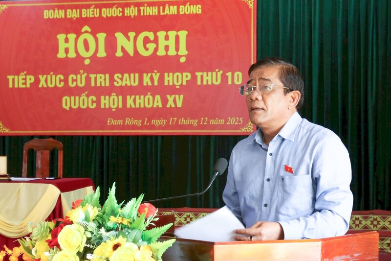 Mr. K'Nhiu - Vice Chairman of the People's Council of Hoa Ninh Commune, Lam Dong Province, Member of the National Assembly's Ethnic Council reported at the meeting with voters. Photo: Lam Duc