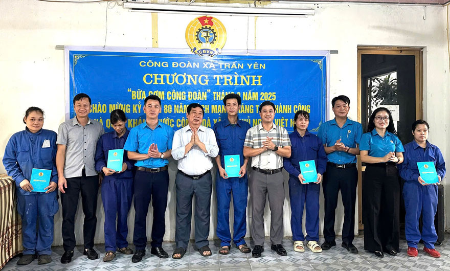 Tang qua cho doan vien co hoan canh kho khan. 