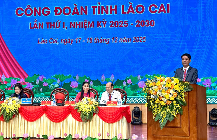 Dai bieu Cong doan xa Tran Yen tham luan tai phien lam viec thu Nhat. Anh: Thanh Hung