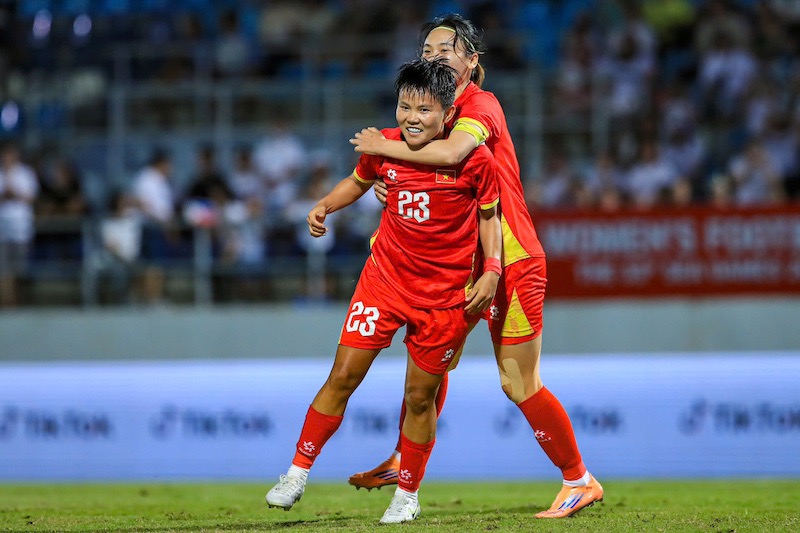 The Vietnamese women's team was stripped of a goal against the Philippines women's team. Photo: Minh Dan