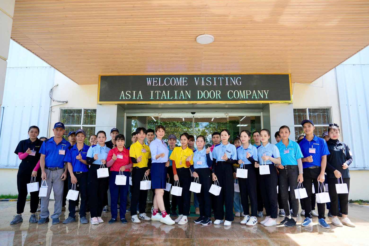 Thuong Tet la mot phan thu nhap, giup cong nhan lao dong co them tien trang trai cuoc song. Anh: Dinh Trong