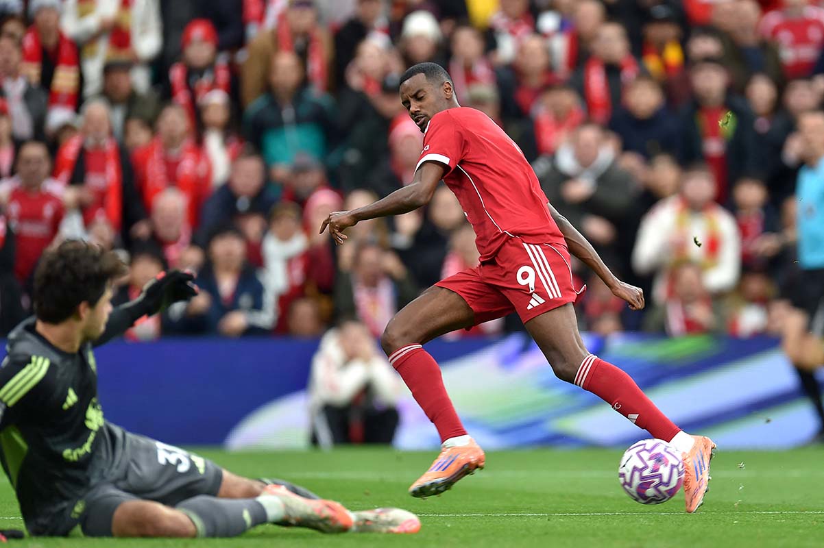 Alexander Isak dang to ra lac nhip tai Anfield. Anh: AFP