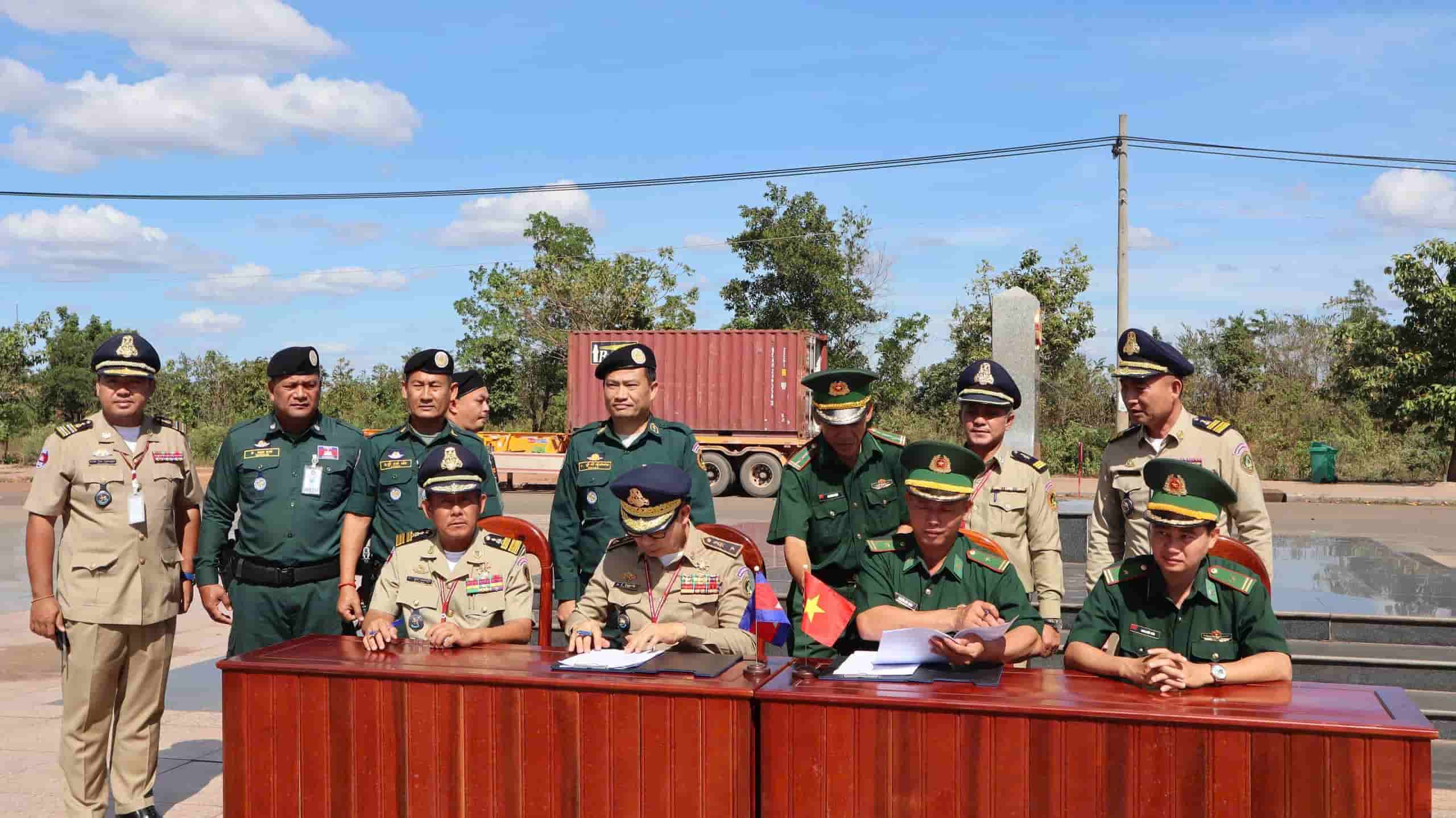 Lực lượng chức năng 2 nước Việt Nam và Campuchia ký biên bản, bàn giao 63 công dân. Ảnh: HAC 