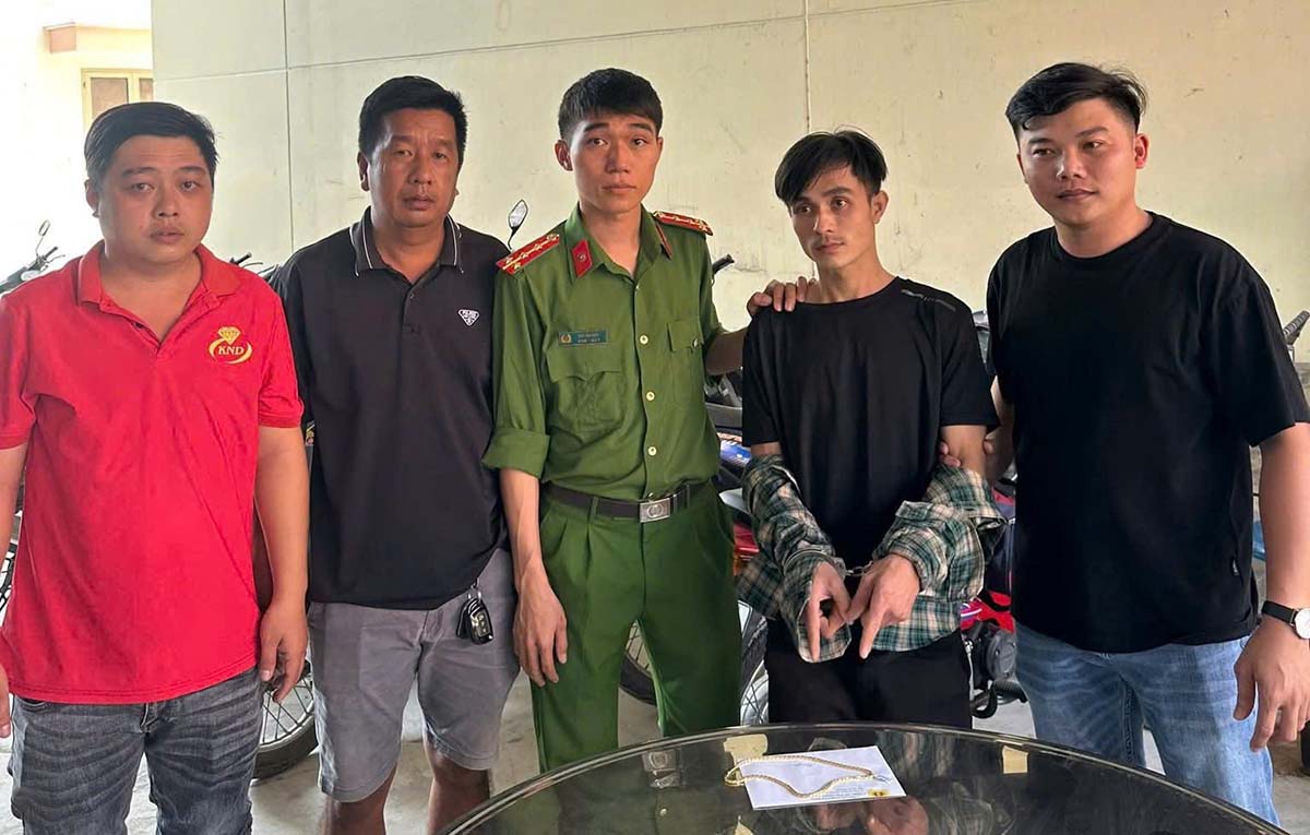 Less than 24 hours, the subject who robbed a gold shop in Tay Ninh was arrested. Photo: Provided by the police
