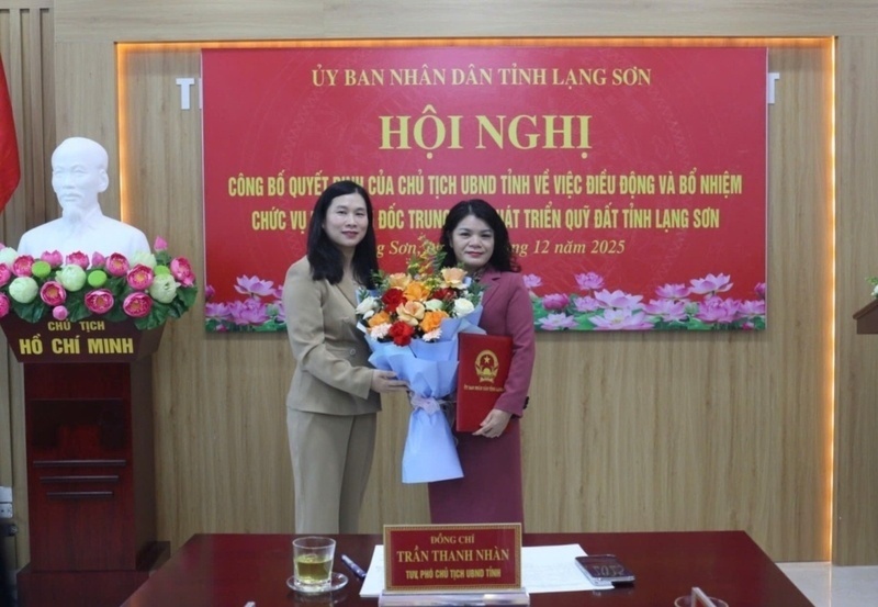 Lang Son provincial leaders presented the decision and presented flowers to congratulate the new Deputy Director of the Provincial Land Fund Development Center. Photo: Cat Tien