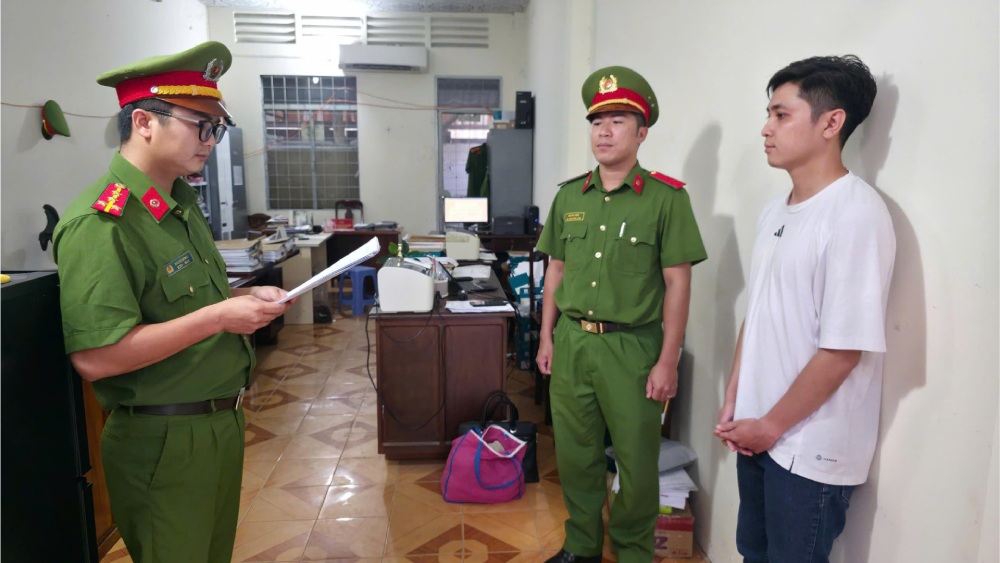 Hữu bị khởi tố, bắt tạm giam để điều tra về hành vi lừa đảo chiếm đoạt tài sản. Ảnh: Văn Vũ