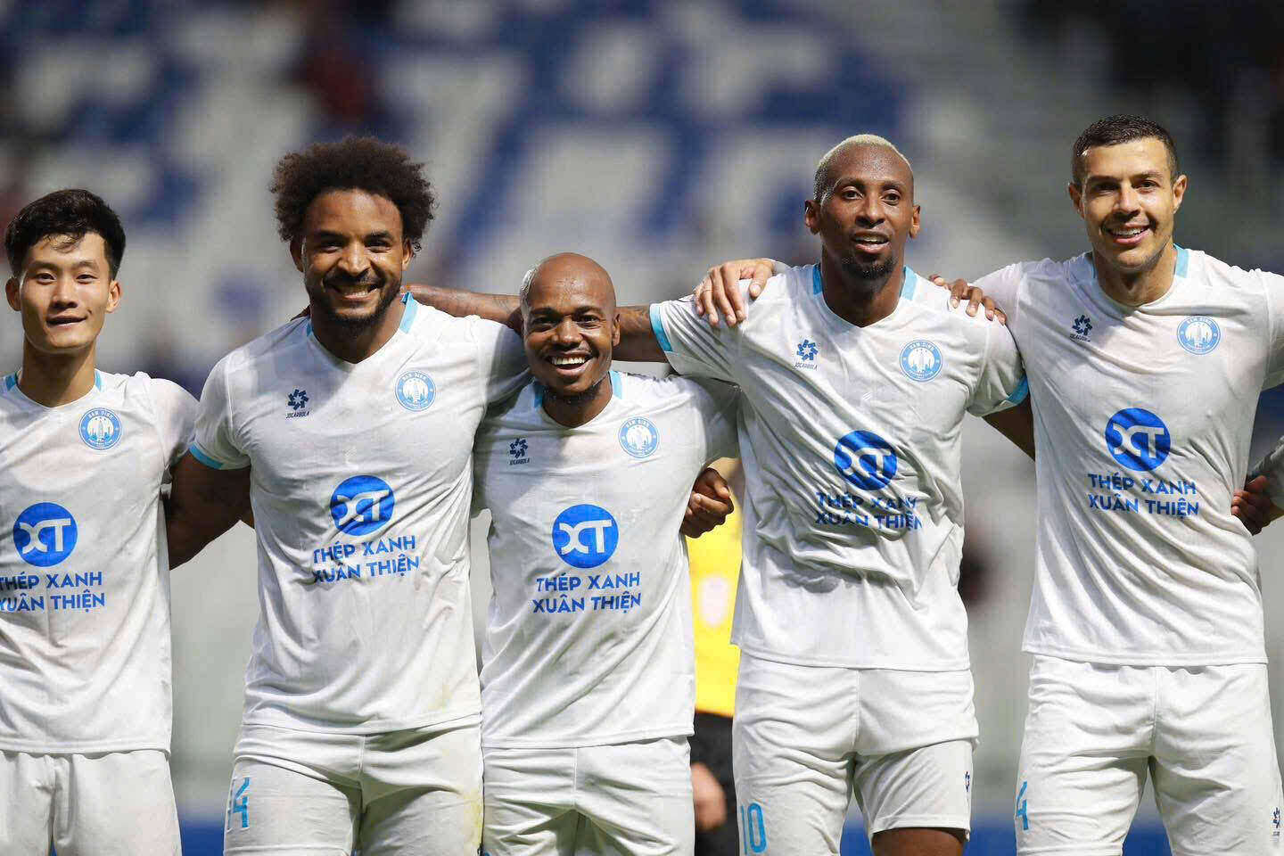 Xuan Son celebrates with his teammates. Photo: Nam Dinh Club