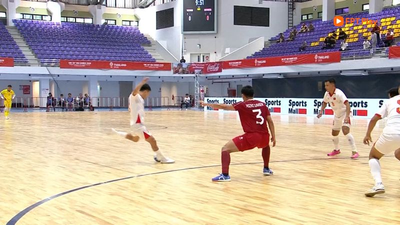 The Vietnam men's futsal team defeated Indonesia with a score of 1-0 at the 33rd SEA Games. Photo cut from video