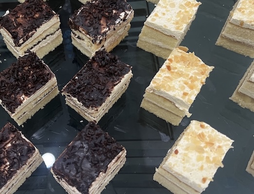 Workers who work long hours should note that the habit of snacking on a lot of sweets will promote visceral fat accumulation. Photo: Kieu Vu