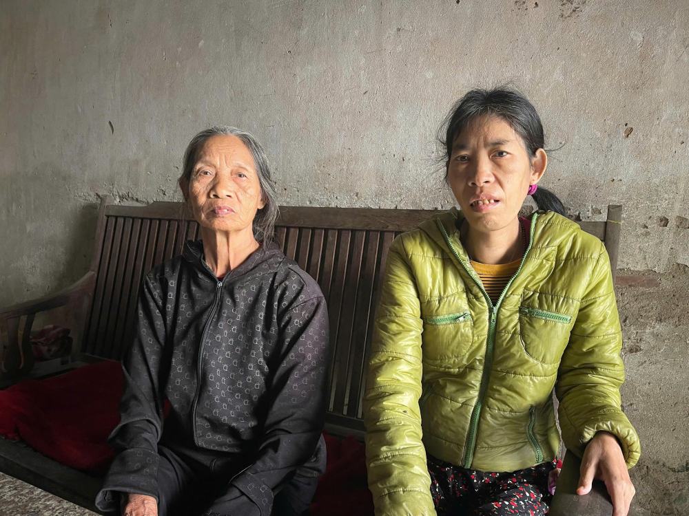 Ba Khuyet buon ba trong canh ngheo kho nuoi con gai benh tat. Anh: Quynh Chi