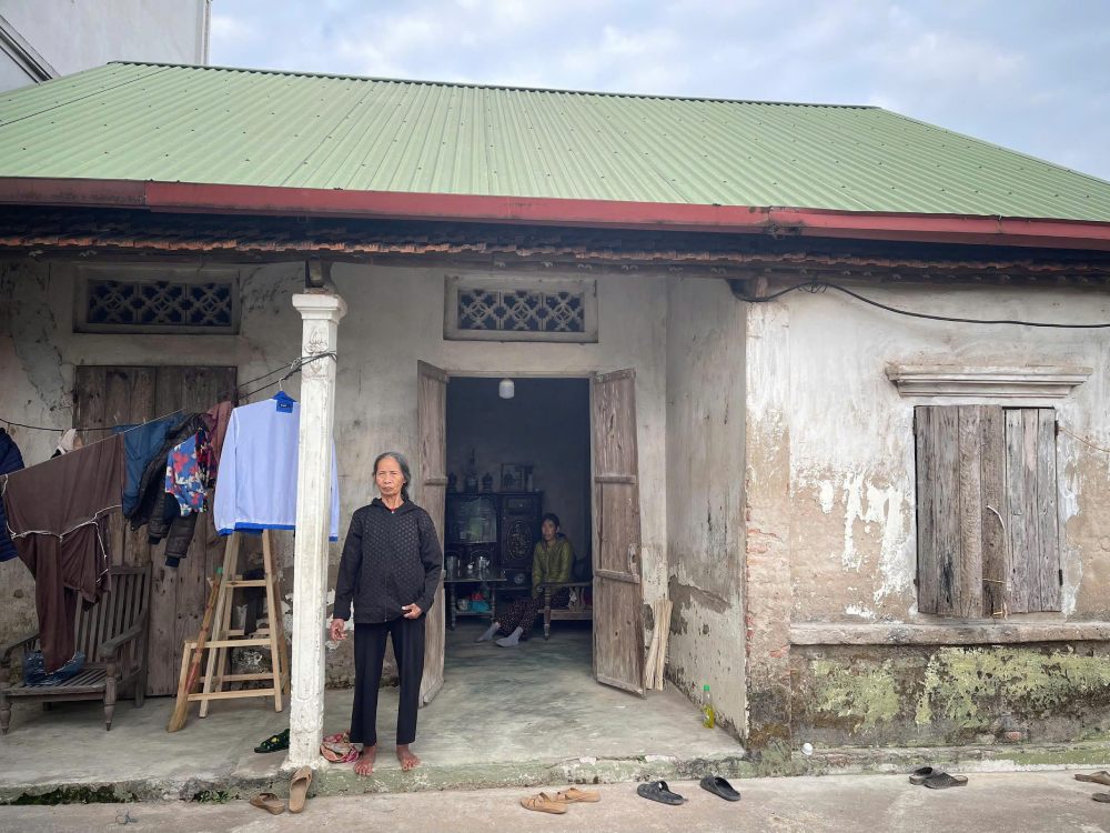 Mrs. Khuyet is sad in poverty and has difficulty raising her sick daughter. Photo: Quynh Chi