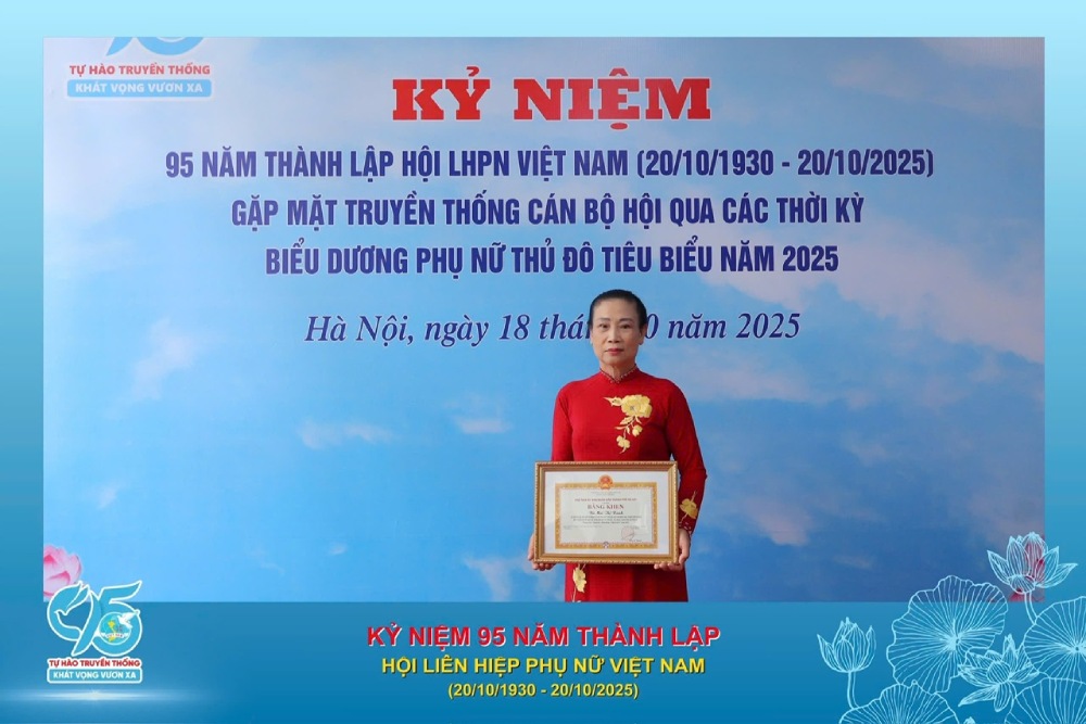 With many achievements in mass mobilization, women... in 2025, Ms. Mai Thi Xanh received a Certificate of Merit from the Chairman of the Hanoi People's Committee. Photo: NVCC