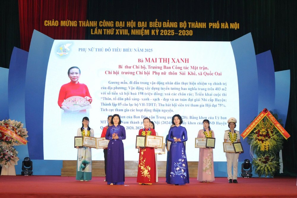 Nam 2025, ba Mai Thi Xanh nhan Bang khen cua Chu tich UBND Thanh pho Ha Noi vi nhung thanh tich xuat sac trong phong trao thi dua “Xay dung nguoi phu nu Thu do trung hau – sang tao – dam dang – thanh lich”. Anh: NVCC