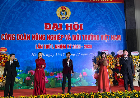 Van nghe chao mung Dai hoi. Anh: Kieu Vu