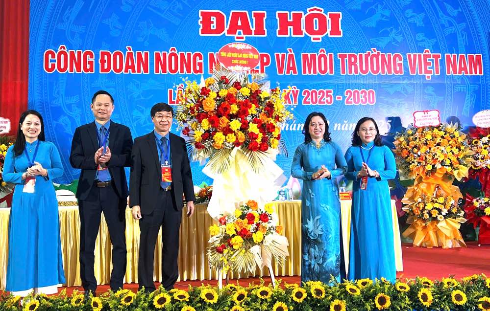 Permanent Vice President of the Vietnam General Confederation of Labor Thai Thu Xuong (2nd from right) presented a flower basket, congratulating the first Congress of the Vietnam Agricultural and Environmental Trade Union. Photo: Kieu Vu