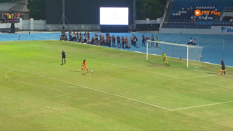 The Vietnamese women's team lost 5-6 to the Philippines in the penalty shootout in the 33rd SEA Games final. Photo cut from video