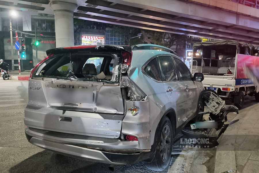 Kinh phia sau xe bi vo, duoi xe mop meo. Anh: To The