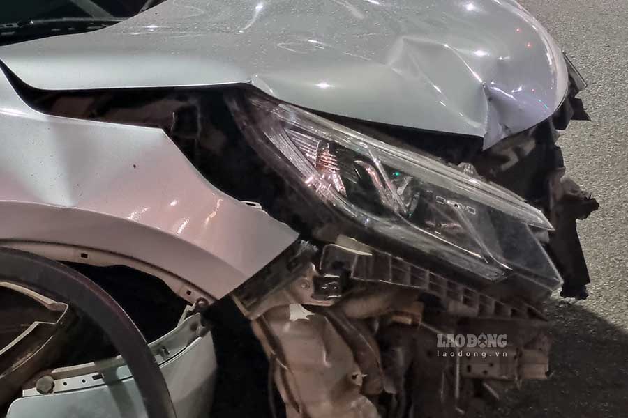 Phan can truoc chiec xe vo toac. Anh: To The