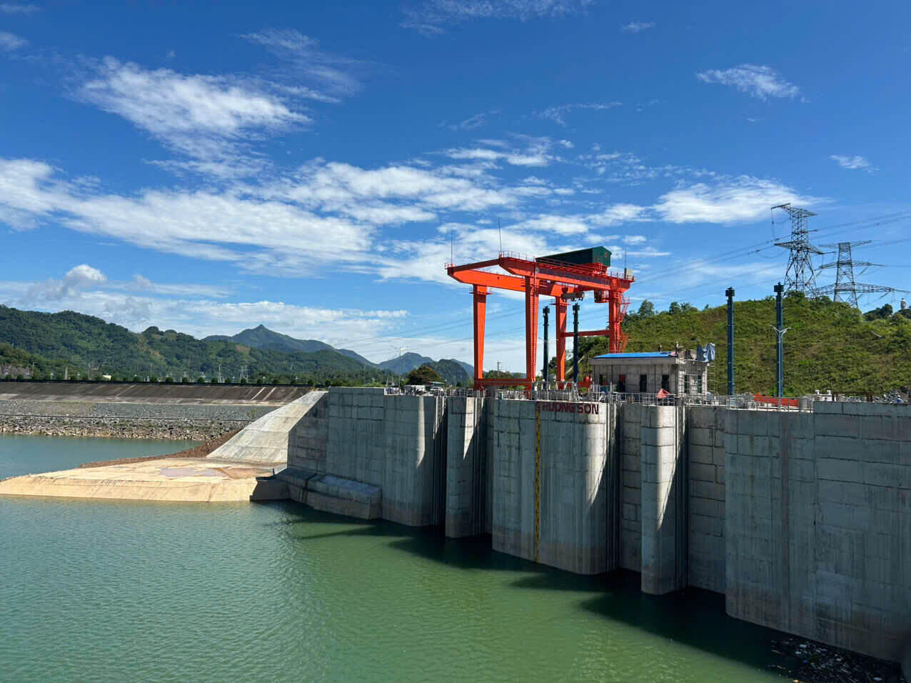 Nearly 4 hectares of forest land in the two wards will be converted to implement the Hoa Binh Hydropower Plant expansion project. Photo: Le Thanh Chung.