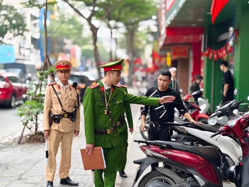 Hanoi Police coordinated with forces to inspect and strictly handle violations of stopping and parking, encroaching on sidewalks that caused traffic congestion. Photo: Van Ngan