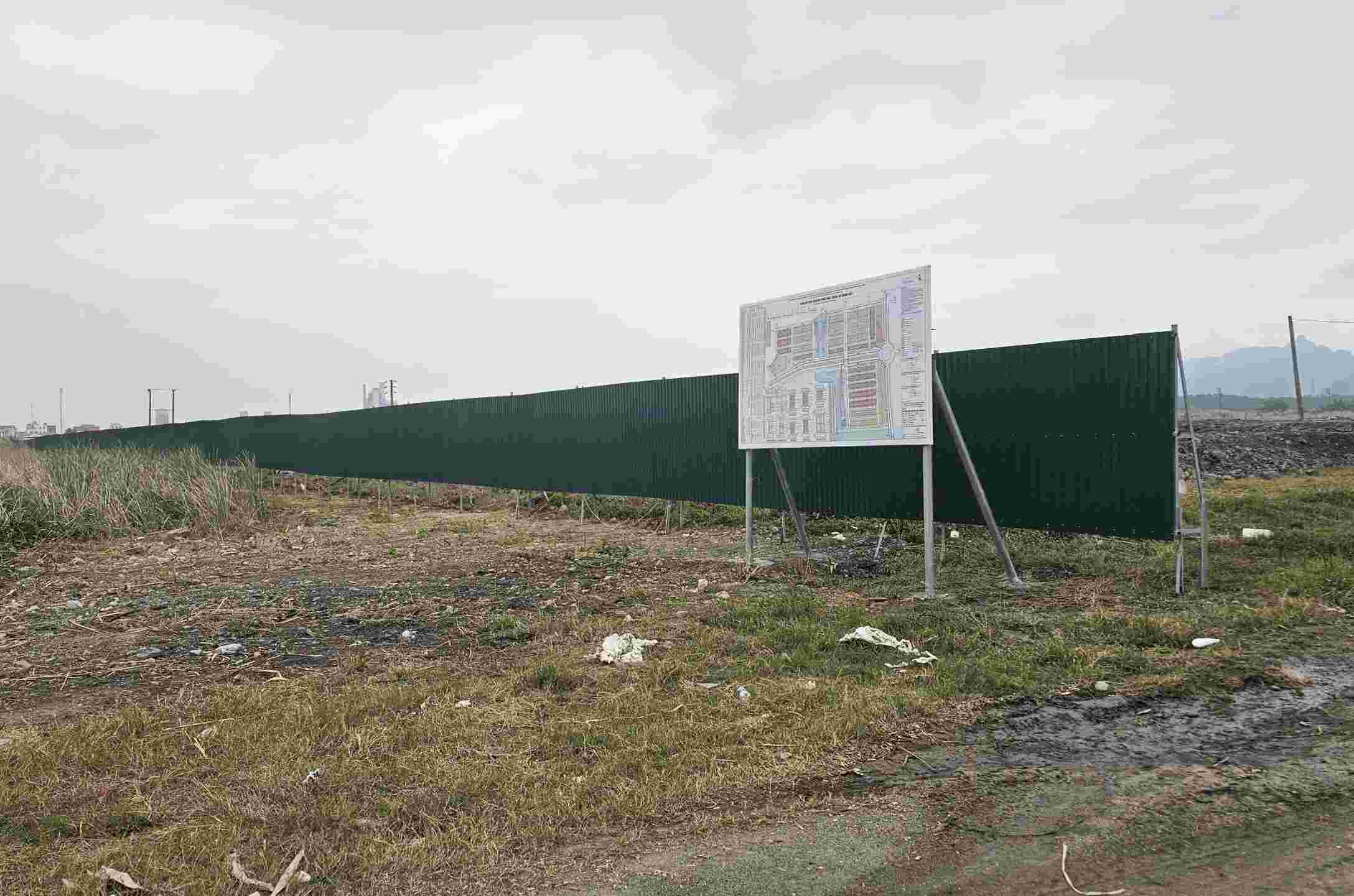 El inversor instala vallas de hormigon alrededor del proyecto haciendo publica la planificacion. Foto: Doan Hung