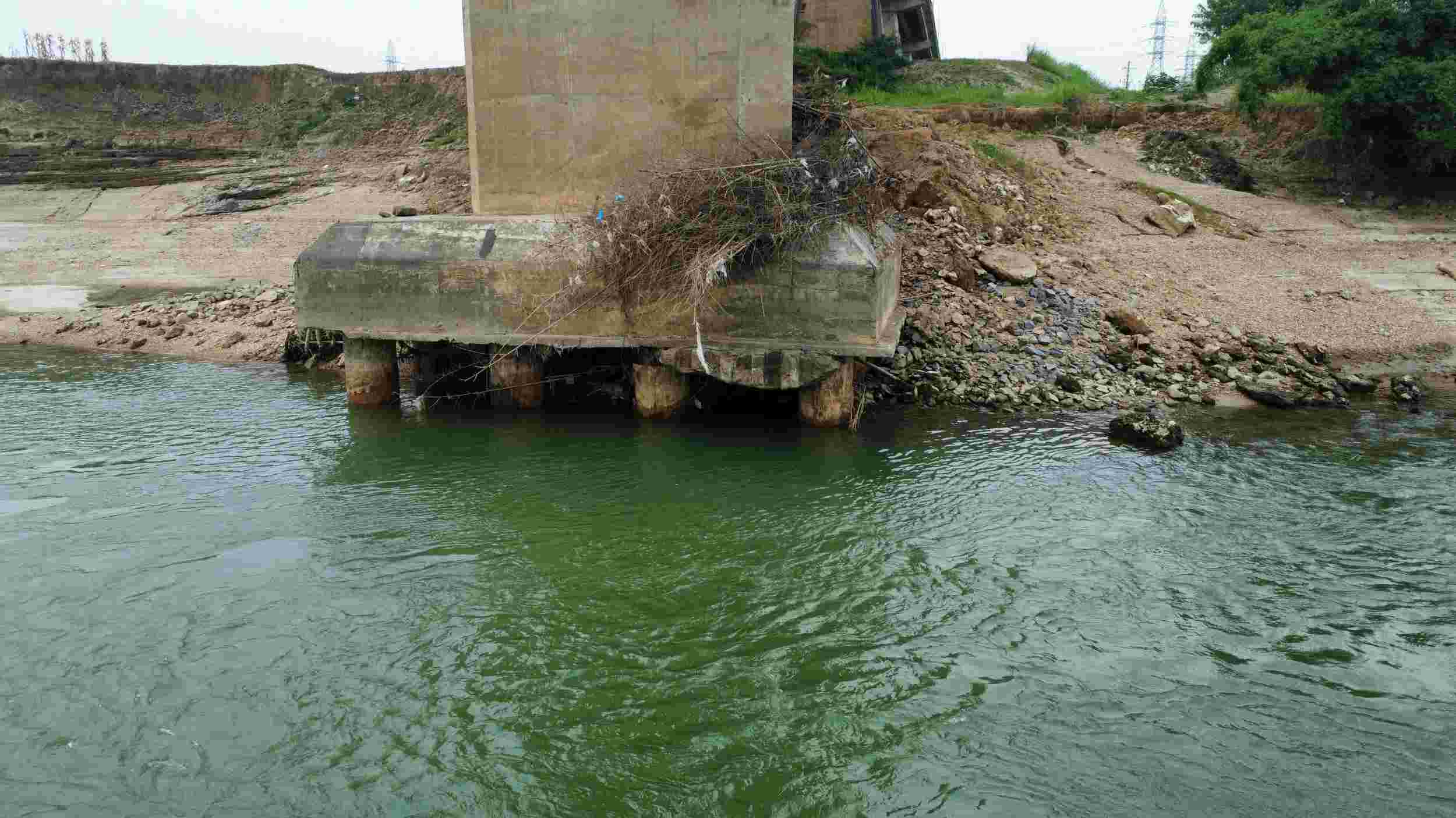 La partie des fondations des piliers du pont An Hoa apparaît lorsque l'eau de la riviere Lo baisse. Photo : Viet Bac