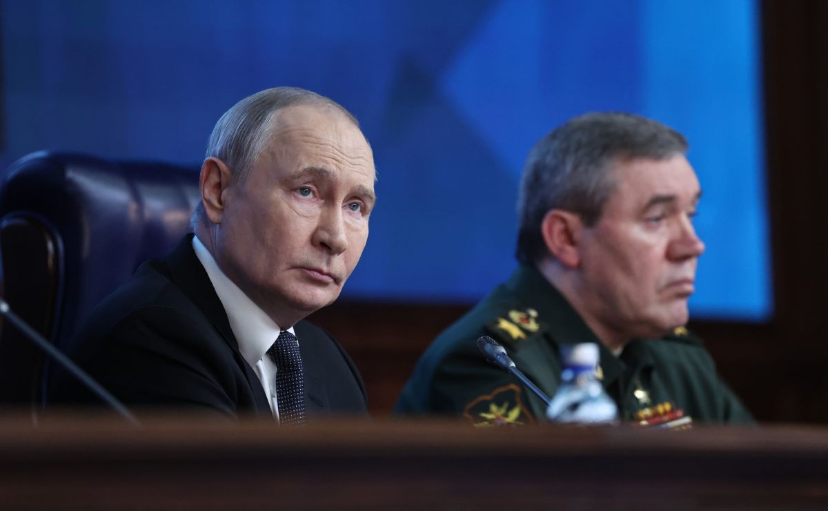 Tong thong Putin va Tham muu truong Luc luong vu trang Nga - Thu truong Bo Quoc phong thu nhat Valery Gerasimov tai cuoc hop ngay 17.12. Anh: Kremlin