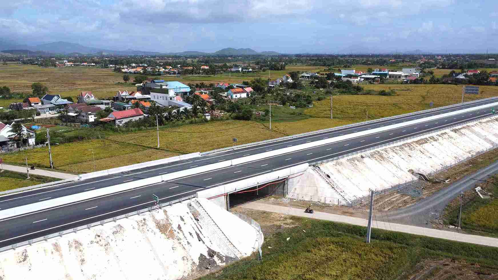Ben canh do, cac hang muc an toan giao thong dang duoc hoan thien dong bo. He thong ho lan ton da lap dat dat 100%; son ke duong hoan thanh khoang 15km; dai phan cach giua dat 17km; hang rao bao ve dat 16km; he thong bien bao giao thong da lap dat khoang 18km.