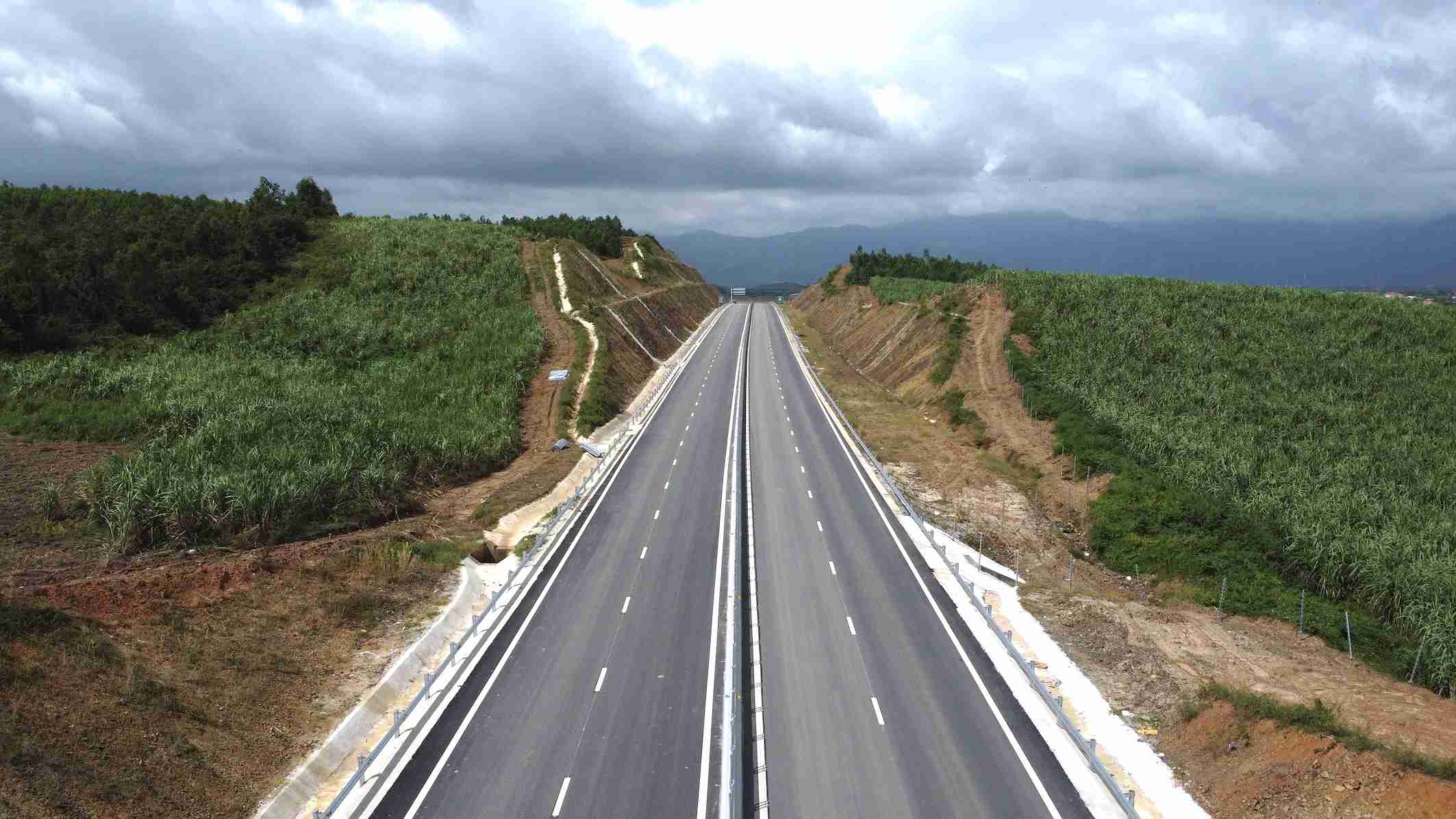 Du an gom 3 goi thau xay lap, hien co ban dap ung tien do de ra. Trong do, 20km dau tuyen da hoan thanh cac hang muc chinh nhu dao, dap nen duong; cap phoi da dam; cap phoi gia co xi mang; tham be tong nhua. Toan bo 12 cau va 13 ham chui dan sinh tren doan tuyen nay cung da duoc thi cong xong.