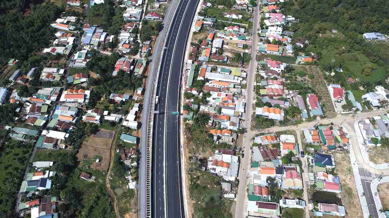 Trong thang 12.2025, ong Le Huyen – Pho Chu tich UBND tinh Khanh Hoa da truc tiep kiem tra cong tac chuan bi cho le thong xe ky thuat du an duong bo cao toc Khanh Hoa – Buon Ma Thuot.