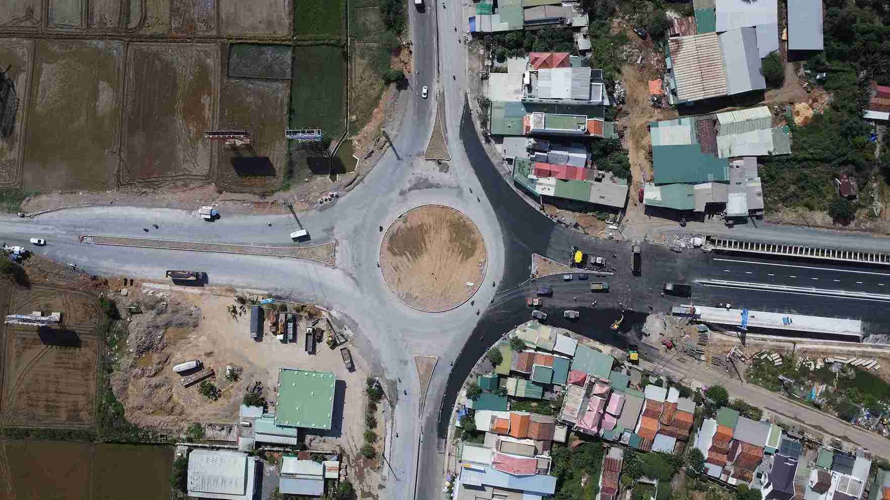 Den nay, cong tac giai phong mat bang, boi thuong, ho tro tai dinh cu da hoan tat, voi 228,17ha dat duoc ban giao cho don vi thi cong, dat 100% ke hoach. Khu tai dinh cu Ha Thanh da hoan thanh; 36/36 vi tri ha tang ky thuat nhu dien, nuoc, vien thong da duoc di doi.