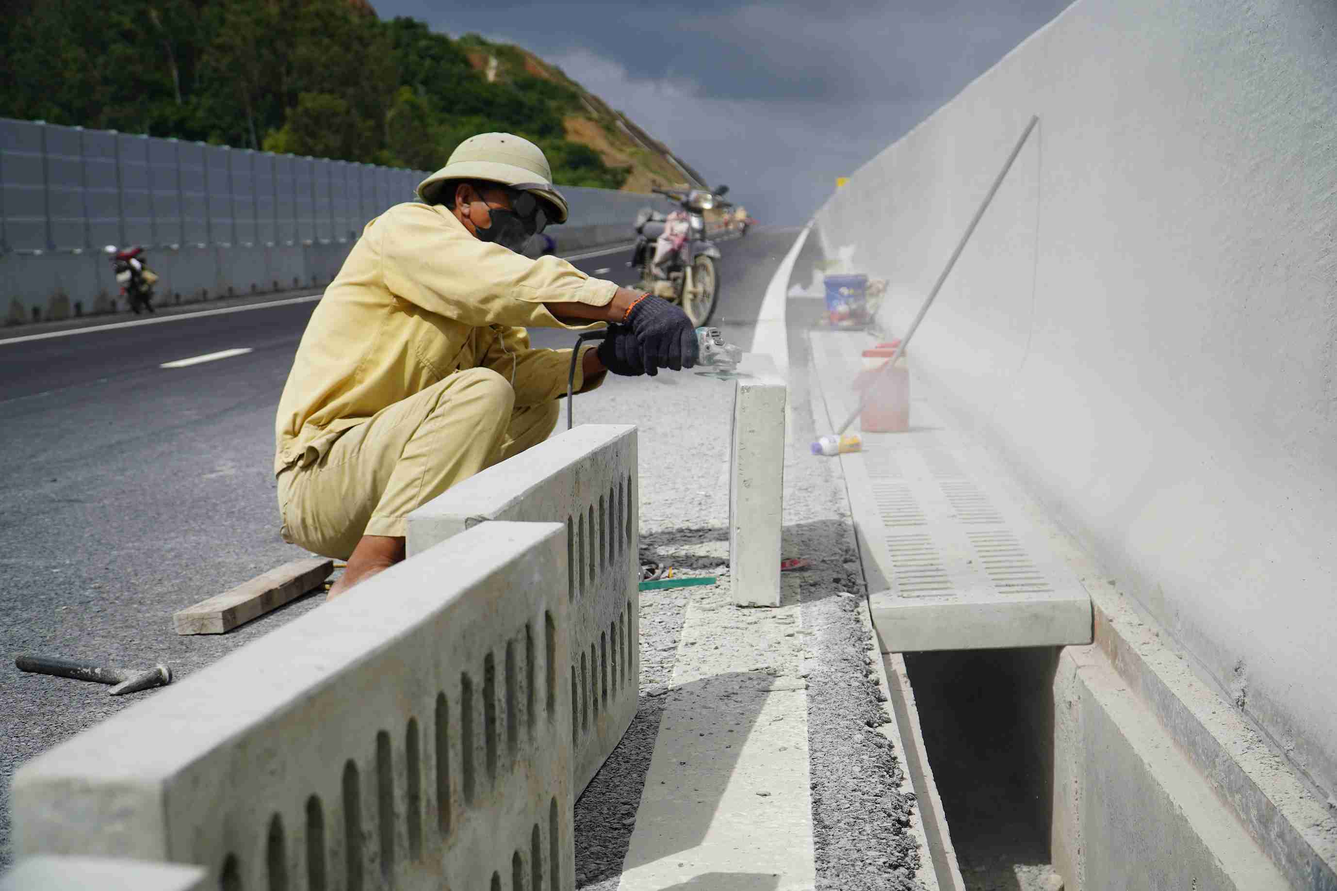 Dong thoi, cac don vi lien quan can phoi hop chat che voi chinh quyen dia phuong ra soat cong tac to chuc, bao dam an ninh trat tu, an toan giao thong trong suot thoi gian dien ra le thong xe. Sau su kien nay, cac nha thau duoc yeu cau day nhanh tien do thi cong, phan dau dua 20km dau tuyen vao van hanh, khai thac chinh thuc truoc Tet Nguyen dan Binh Ngo 2026.