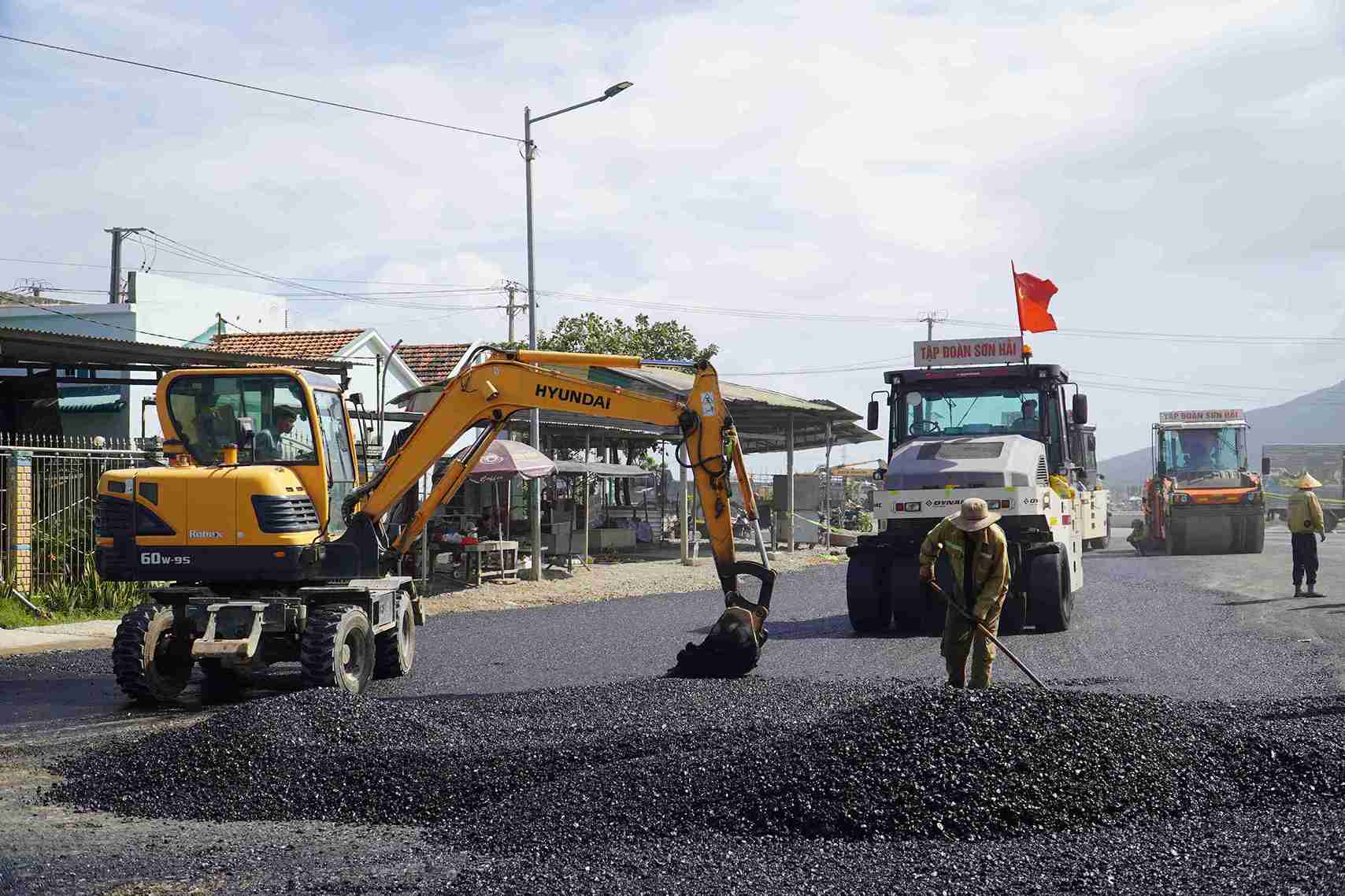 Pho Chu tich UBND tinh Khanh Hoa yeu cau chu dau tu va cac nha thau tiep tuc tap trung nhan luc, phuong tien, khan truong hoan thien cac hang muc con lai, bao dam le thong xe ky thuat dien ra vao sang 19.12 dung ke hoach.