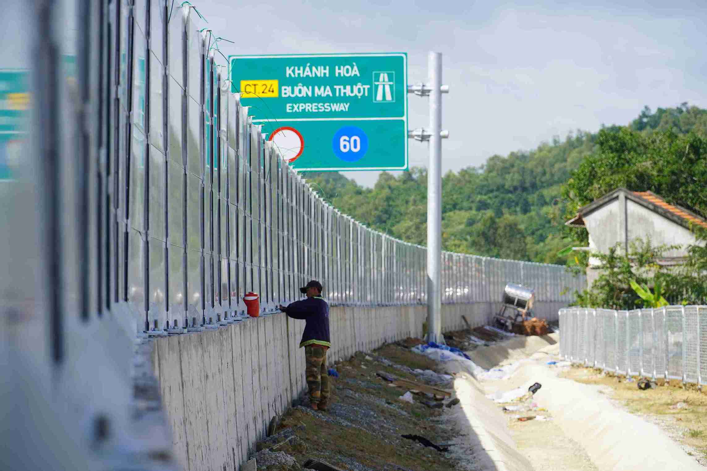 Theo bao cao, cong tac giai ngan cua du an dat 3.211 ti dong, tuong duong 82,89% ke hoach von duoc bo tri den het nam 2025. Den thoi diem hien tai, cong trinh da du dieu kien de to chuc thong xe ky thuat 20km dau tuyen, som hon khoang 6 thang so voi ke hoach.