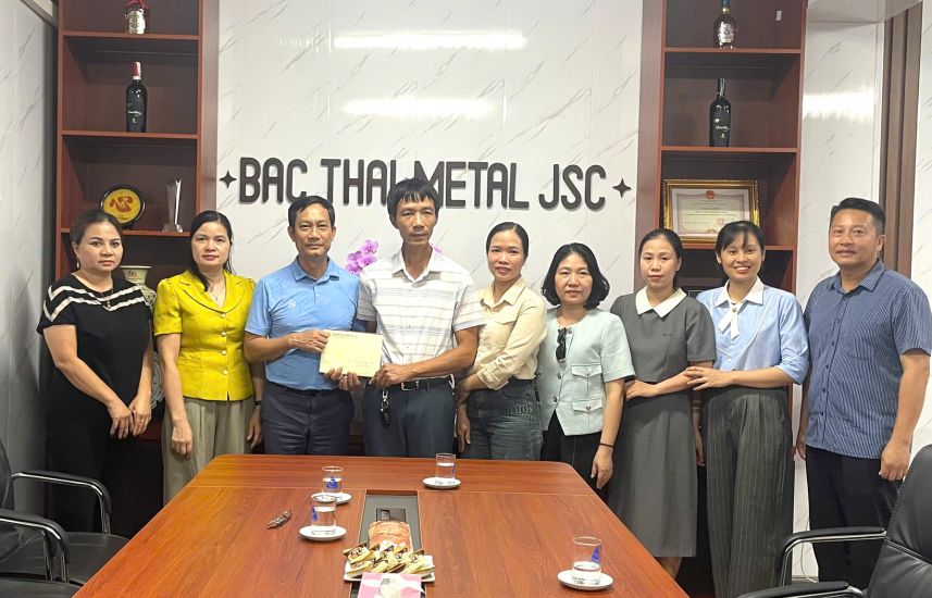 Mr. Le An Hai - Member of the Presidium of the Vietnam General Confederation of Labor, Chairman of the Vietnam Trade Union of Industry and Trade (3rd, from left) - presented support to representatives of workers in difficulty. Photo: Thuy Linh