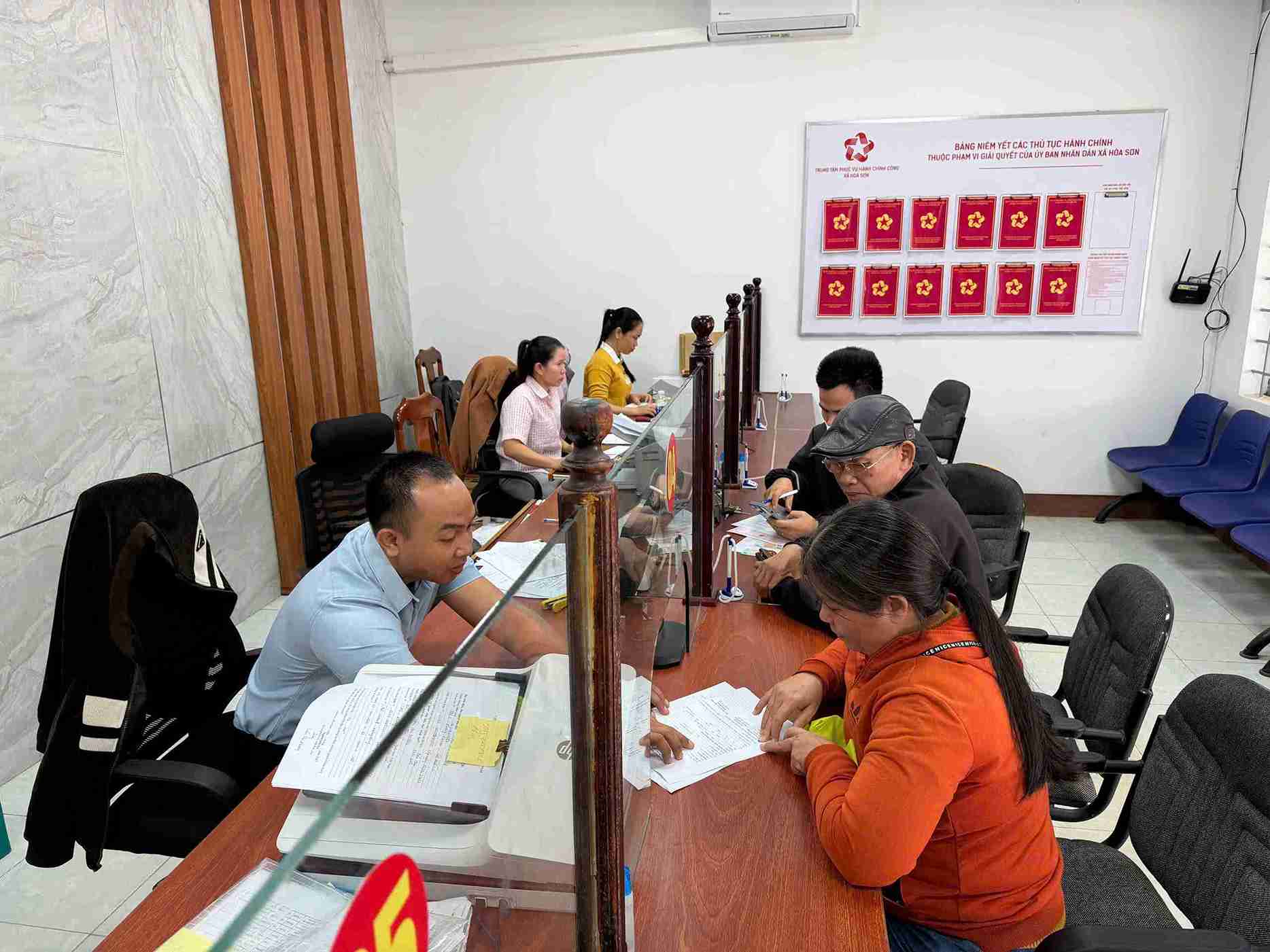 Cac dia phuong trong tinh da va dang tap trung chuyen doi so de phuc vu ba con. Anh: Bao Trung