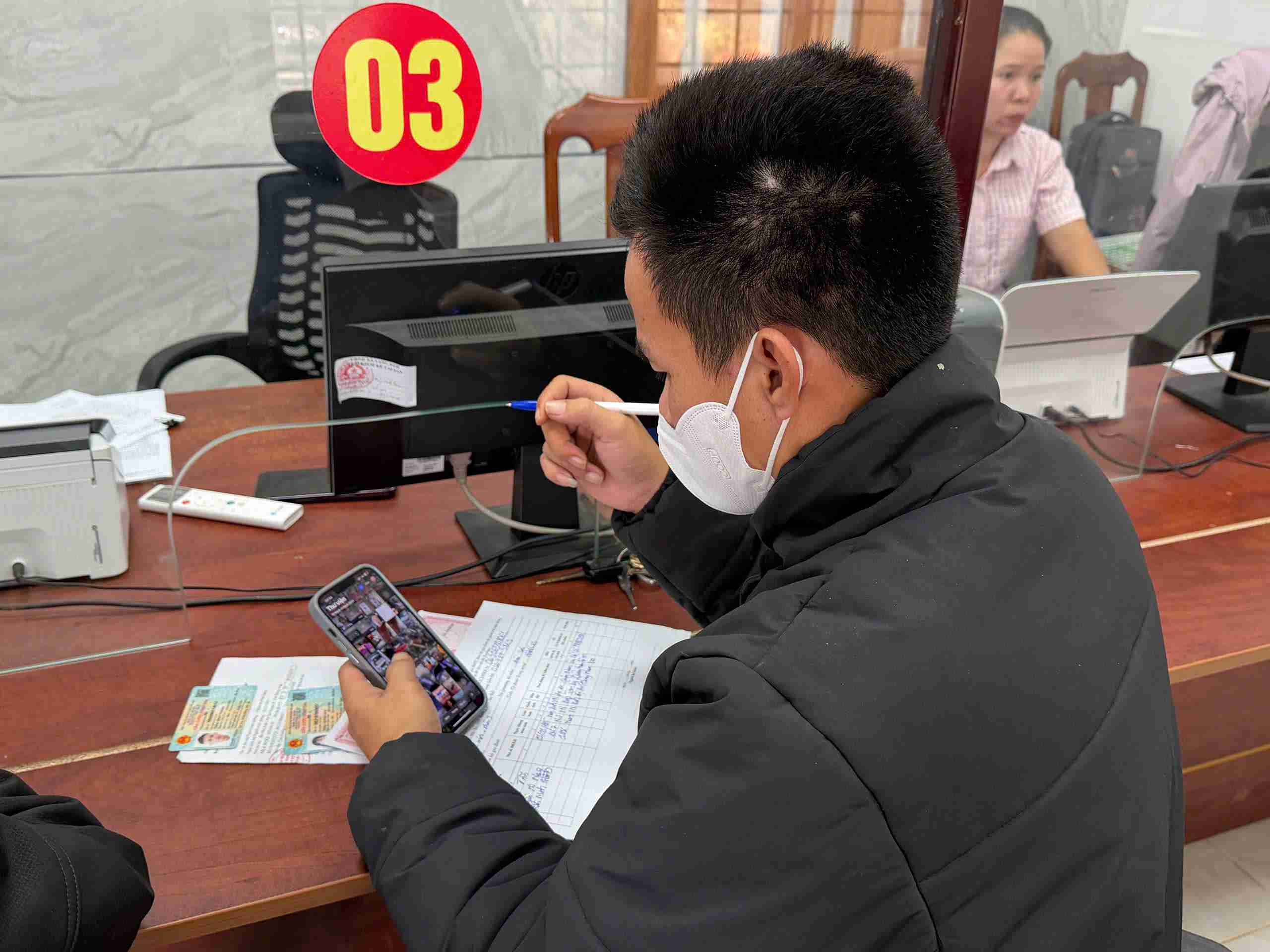 Nguoi dan so hoa cong tac giai quyet thu tuc hanh chinh. Anh: Bao Trung