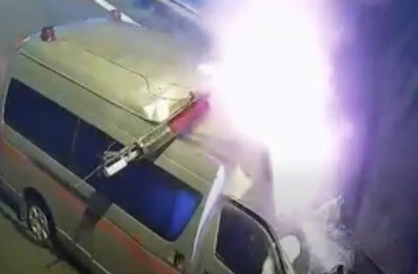 호치민-롱탄-저우자이 고속도로 휴게소 진입로에서 충돌 후 불타는 구급차. 클립에서 캡처한 사진