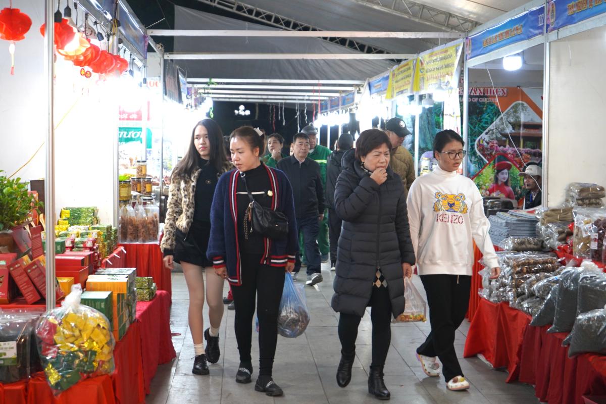 노동자들이 2025년 하이퐁 노동조합 박람회를 방문하여 구매하고 있습니다. 사진: Mai Dung