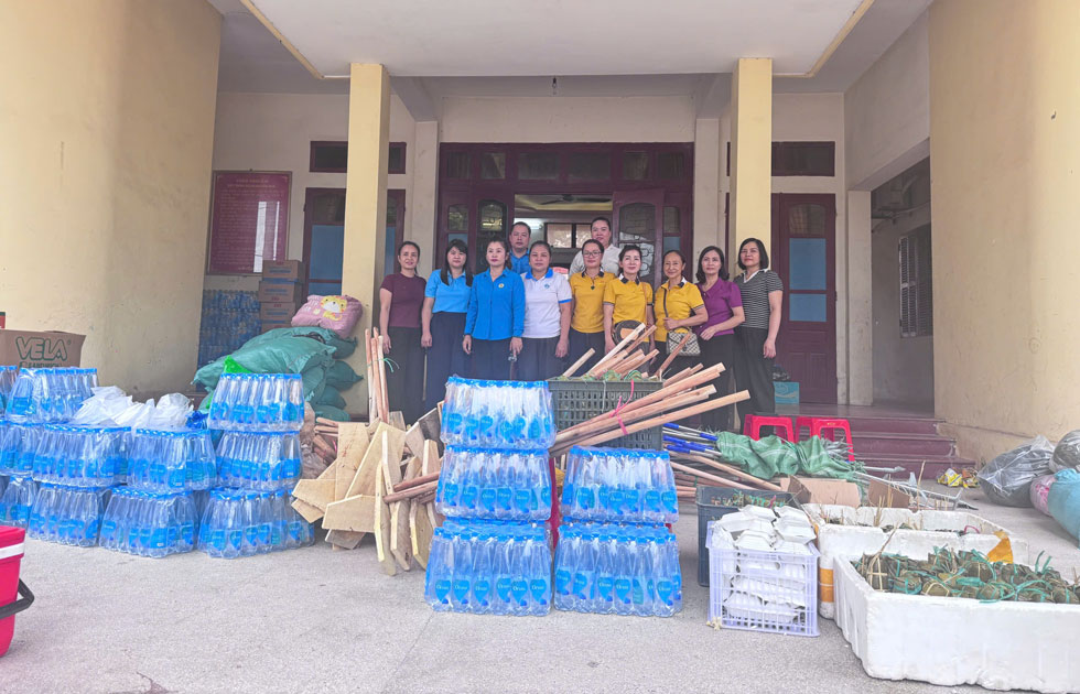 Cong doan phuong Nghia Lo va Nghiep doan co so cho Son Thinh chung tay ho tro dong bao vung lu. Anh: An Vi