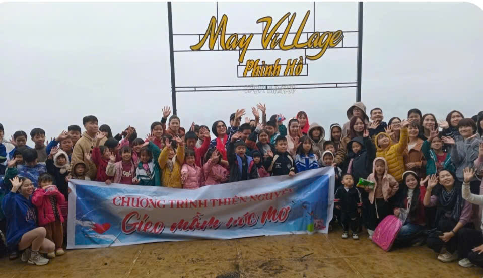 Chuong trinh thien nguyen “Gieo mam uoc mo” do Cong doan phuong Nghia Lo va nghiep doan co so ket noi. Anh: An Vi