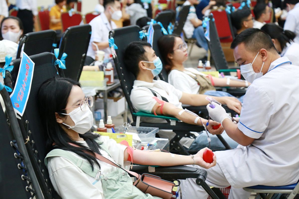 Workers participated in a blood donation program in Long Son commune before. Photo: UBNDLS