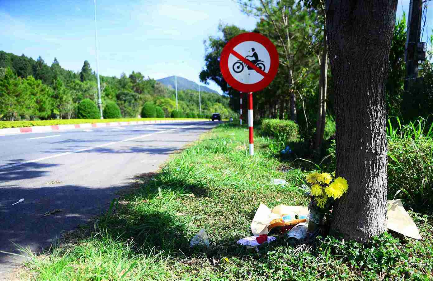 Tren toan tuyen cao toc Lien Khuong - Prenn, co quan chuc nang lap dat bien bao cam xe may nhung nhieu nguoi dan van bat chap nguy hiem dieu khien xe may, di bo vao cao toc. Anh: Phuc Khanh